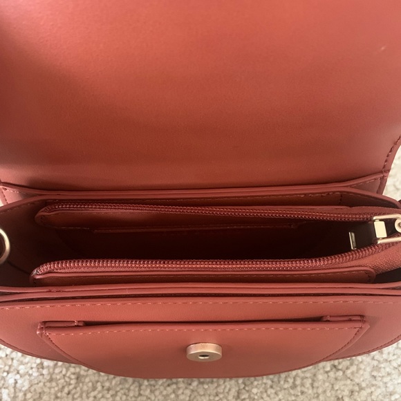 Cute gold handle bag, great for fall/ summer. - Picture 2 of 3